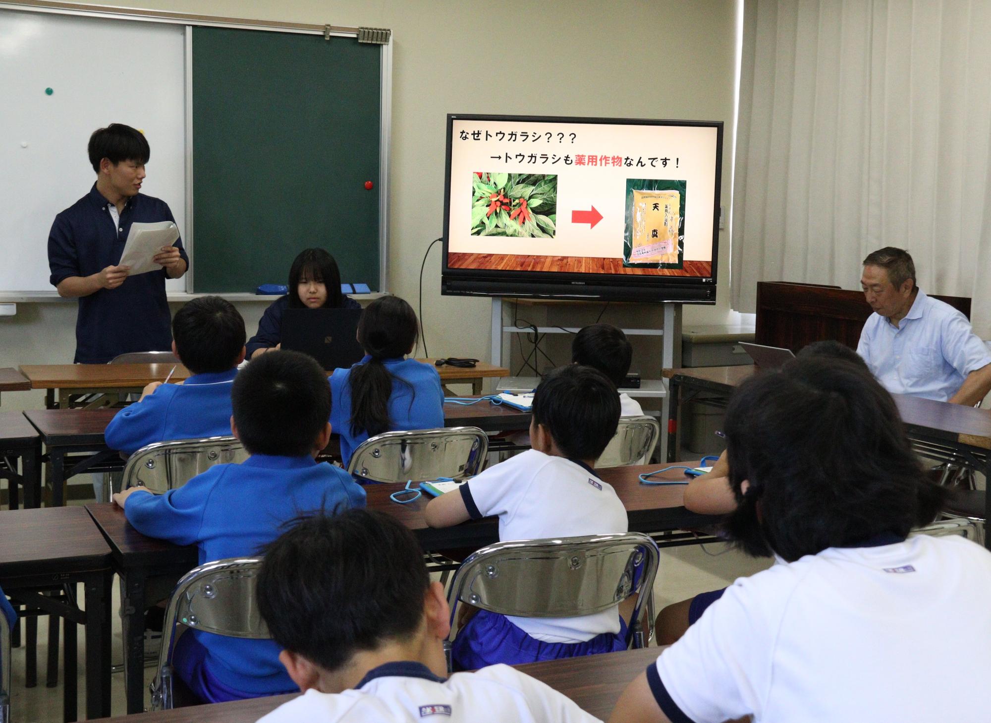 笠田高校の生徒から薬用作物について説明を受けます