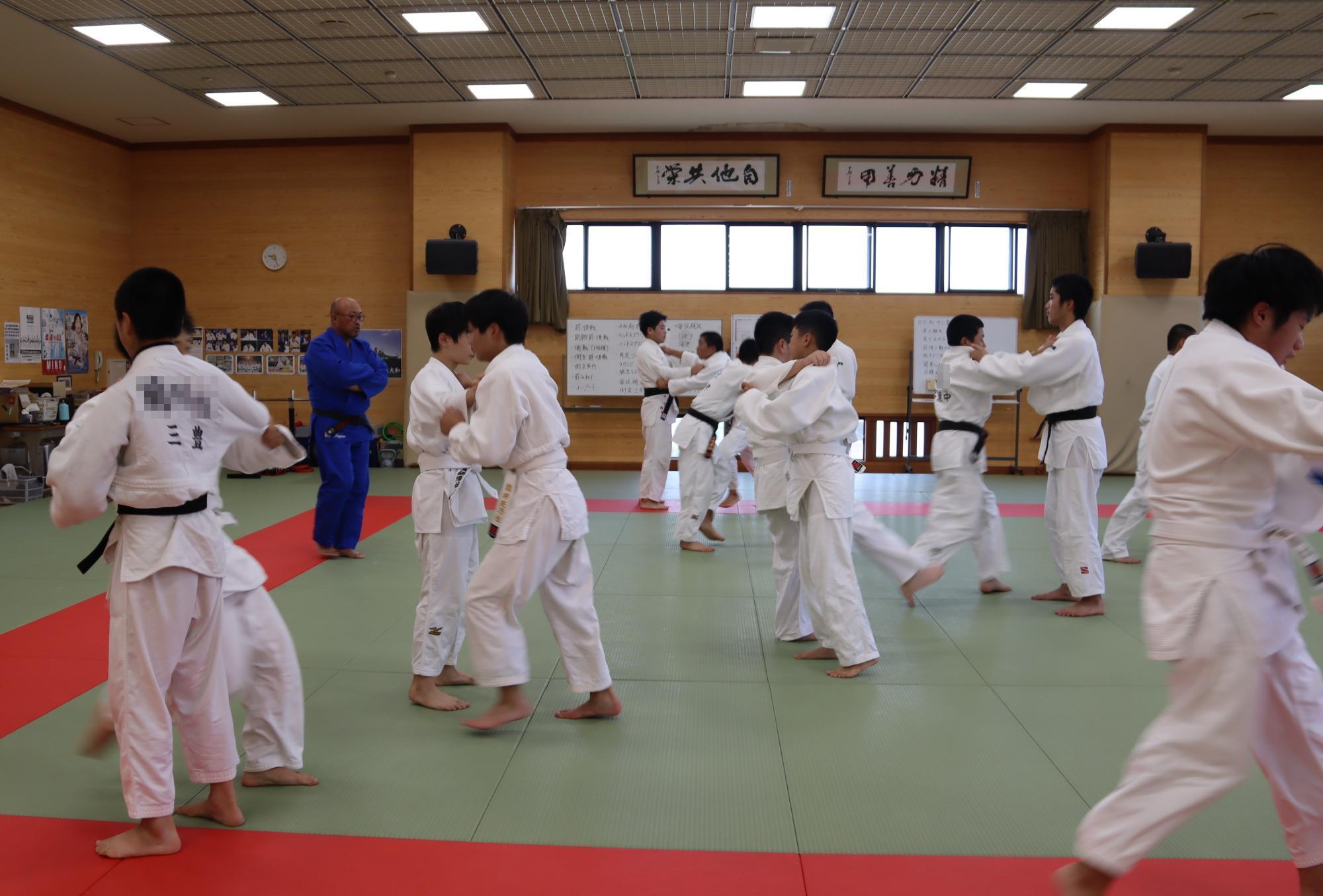 部活動の地域移行をめざし、 市内中学校の柔道部が合同練習