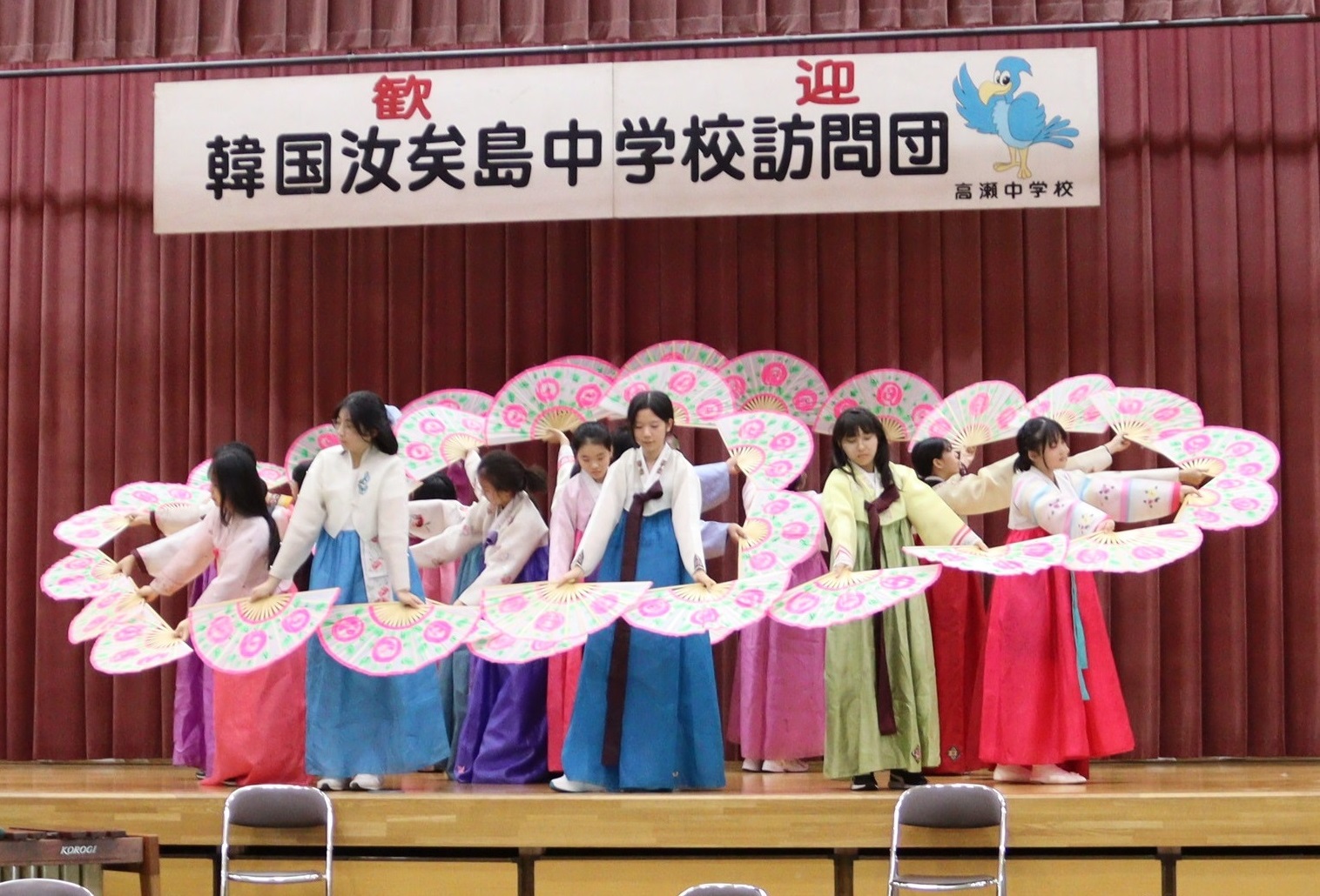 汝矣島(ヨイド)中学校の生徒による伝統舞踊の披露