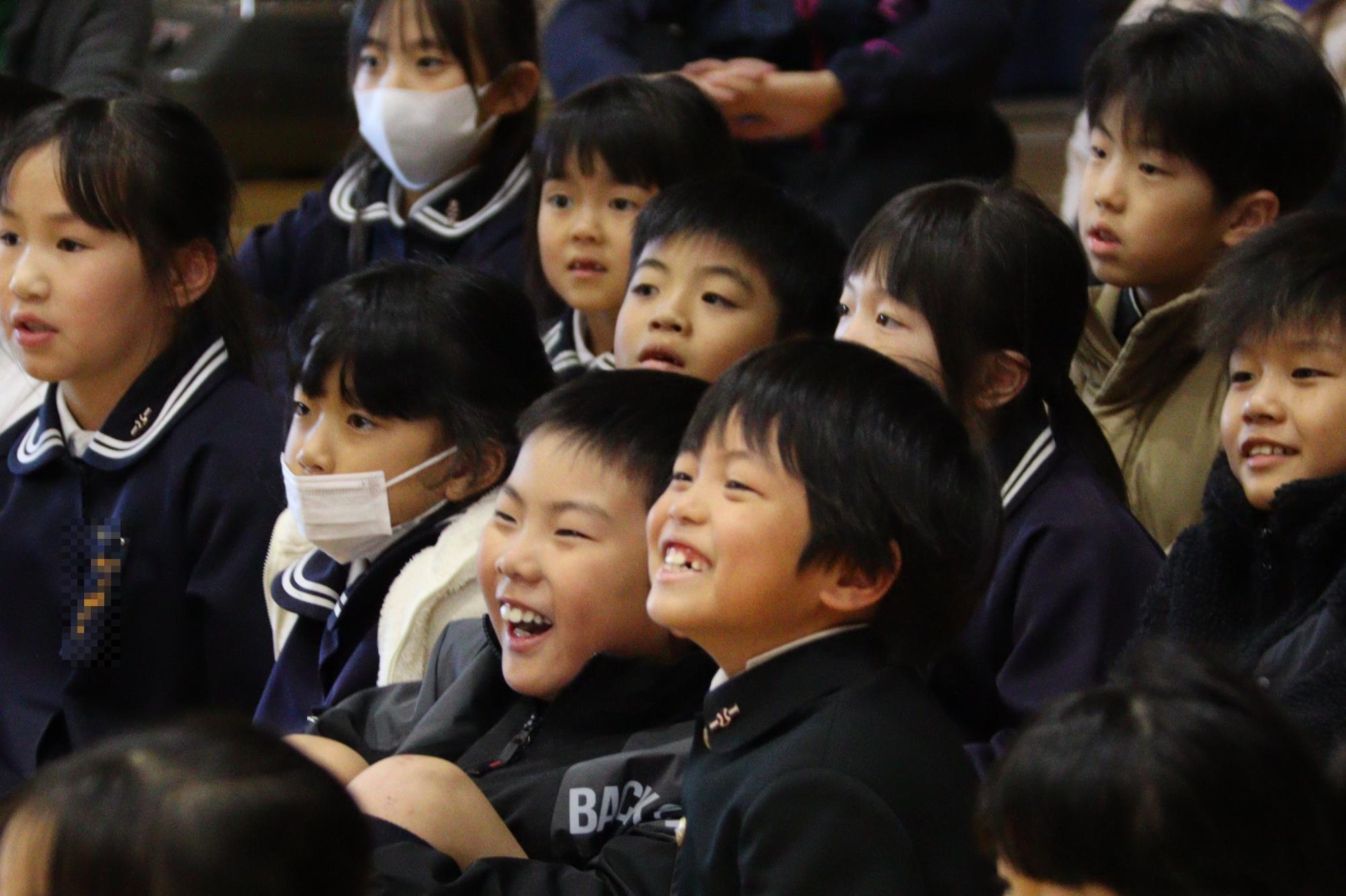 公演を楽しむ下級生たち