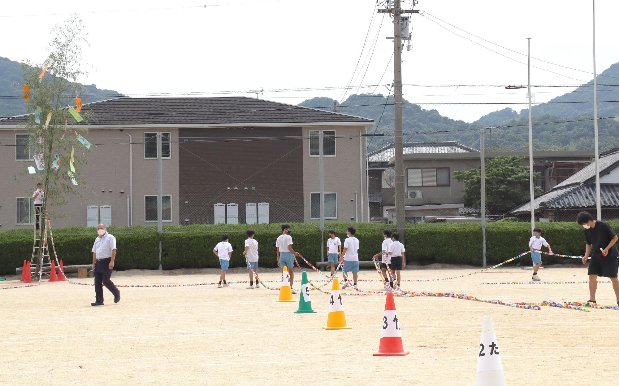 運動場に七夕飾り(詫間小)