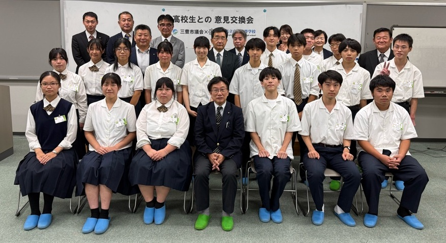 高瀬高校の生徒と市議会議員が意見交換