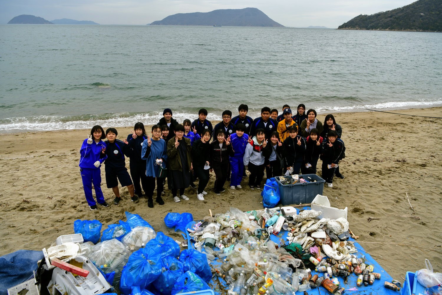 海岸清掃で集まったたくさんのゴミ