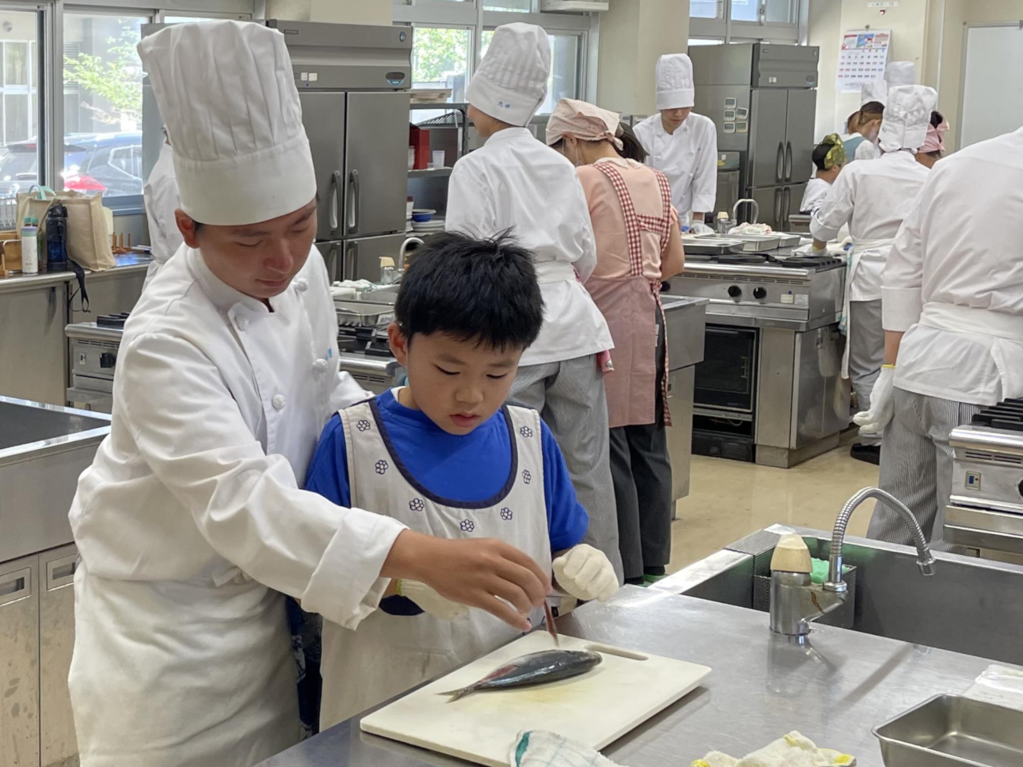 親子で学ぶ「魚のさばき方教室」を開催