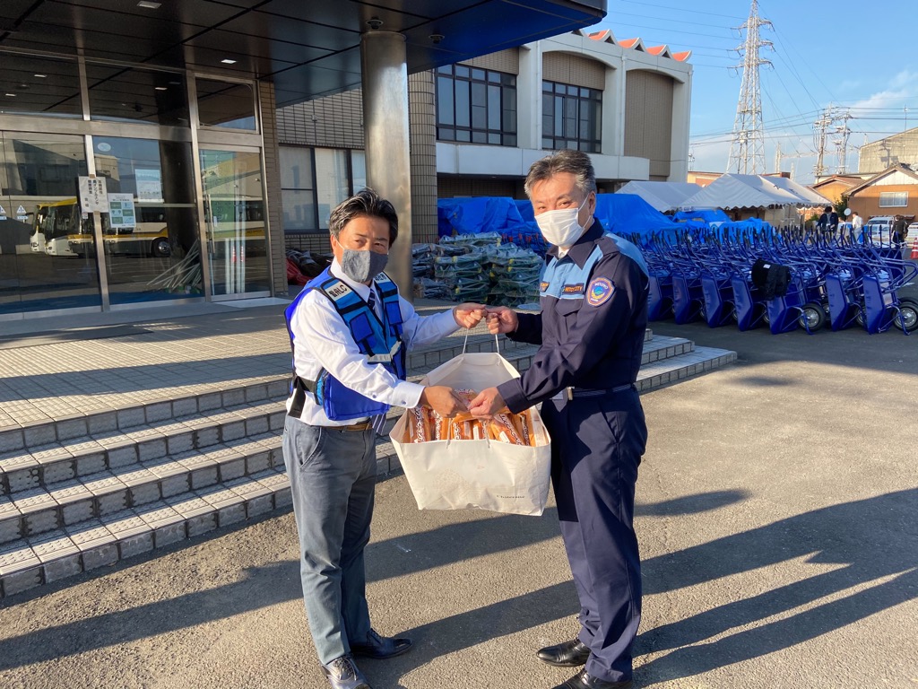 11月15日、岡山県総社市の片岡聡一市長が三豊市内で発生している鳥インフルエンザの対応にあたっている職員の激励に訪れました。
