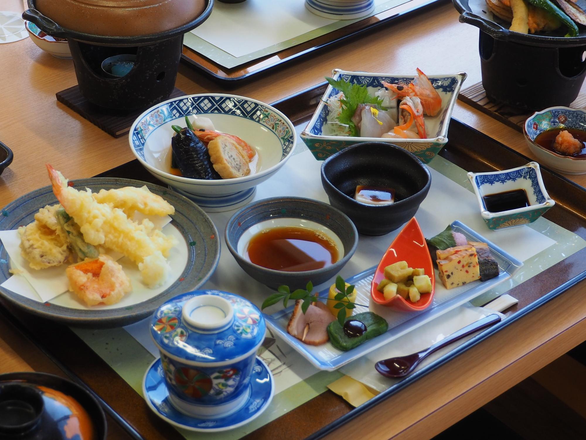 魚のお造り、天ぷらなど豪華な料理の写真