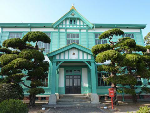 青い木造2階建ての粟島海洋記念館の外観写真
