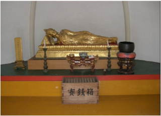 パゴダ（仏舎利塔）内に飾られている横向きの釈迦涅槃造の写真
