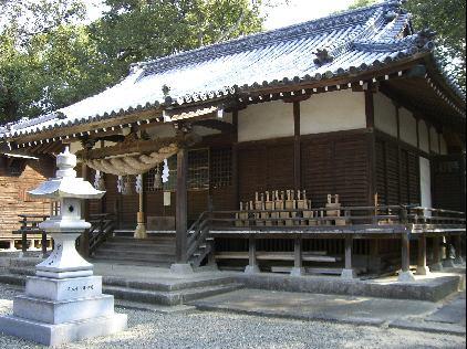宇賀神社の注連縄が飾られている拝殿と拝殿手前の灯篭が写っている写真