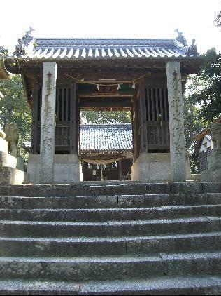 石段の先にある宇賀神社の随身門の写真