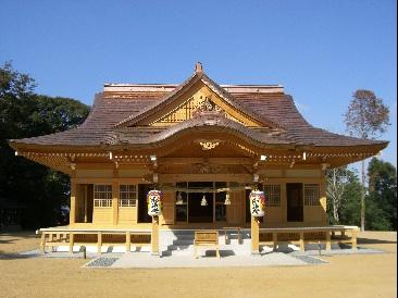 菅生神社(すがおじんじゃ)の拝殿に注連縄や提灯が飾られている写真