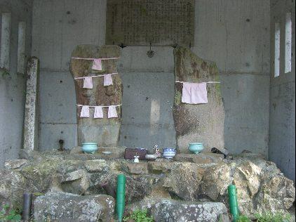 （左）石板に刻まれた六体の地蔵に前掛けがかけられている「六地蔵」、（右）石板に刻まれた地蔵1体に前掛けがかけられ、線香が上げられている写真