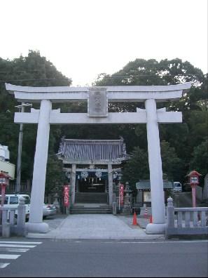 灰色の大きな鳥居の奥に神社の建物が見えている写真
