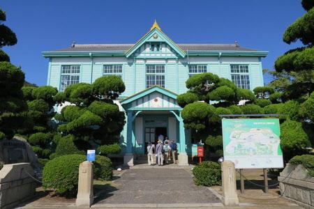 エメラルドグリーン色の海洋記念館(海員養成学校校舎跡)の外観写真