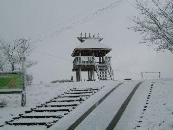 昔の山城をイメージした展望台と階段が雪で真っ白になっている写真