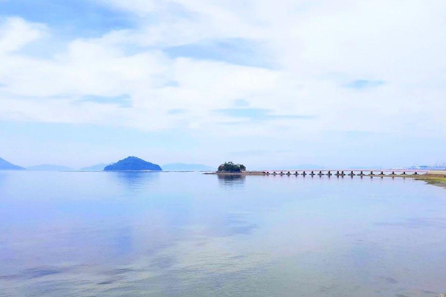 海の上の小島に設けられた津嶋神社の写真