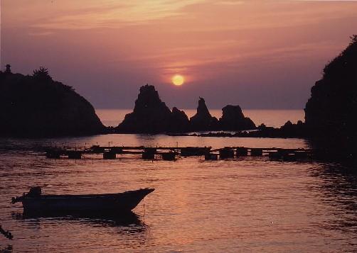茜色の夕日がきれいに見えている鴨之越海岸の写真