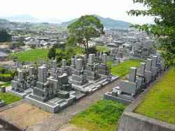 墓地と配下に広がる住宅地を上から撮った写真