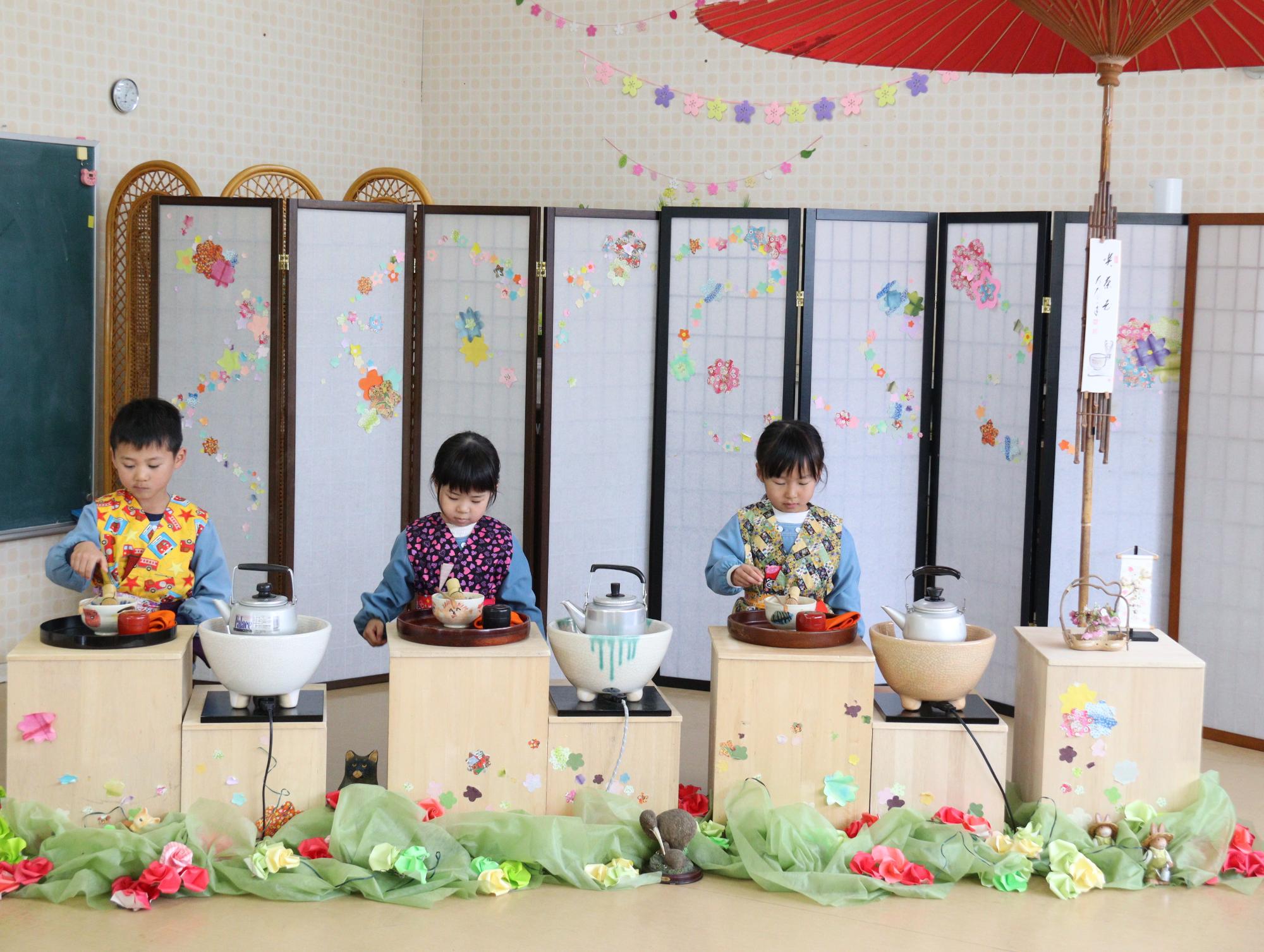 子どもたち抹茶の接待をしました