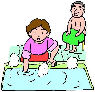 お風呂場で女性スタッフがお湯の温度を確かめている傍ら、男性が裸でひざ掛けを足にかけて椅子に座って待っているイラスト