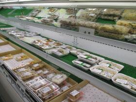 冷蔵コーナーにお惣菜が並べられている写真