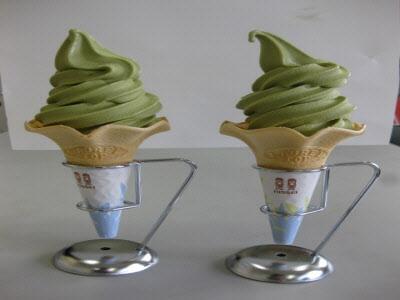 二つ並んだ緑茶ソフトクリームの写真