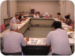 会議室で机を囲み講習会をしている三豊ナス研究会会員の写真