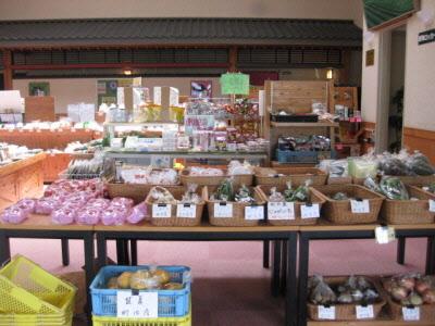 野菜、果物などが陳列されている店内の写真