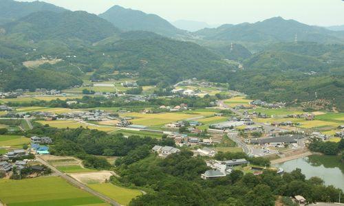 田園が広がる香川県三豊市財田町の全域の上空写真
