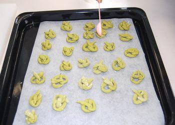 オーブン用天板に形を整えたクッキーが並べられている写真