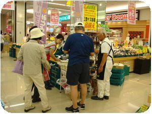 スーパーの特設コーナーに置かれた三豊ナスにたくさんの人が集まっている写真