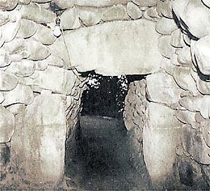 花崗岩とかどの丸い砂岩を積み上げ底部から天井までの玄室の形が凸字形の横穴式古墳の写真