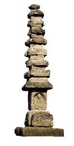 軸部の正面には阿弥陀如来座像が掘られ何段もの石が積まれている石層塔の写真