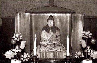 木造天台大師坐像が仏壇に祀ってある写真