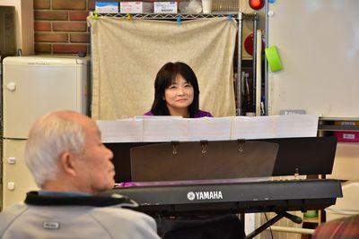 キーボードを弾いている山下 千恵子先生の写真