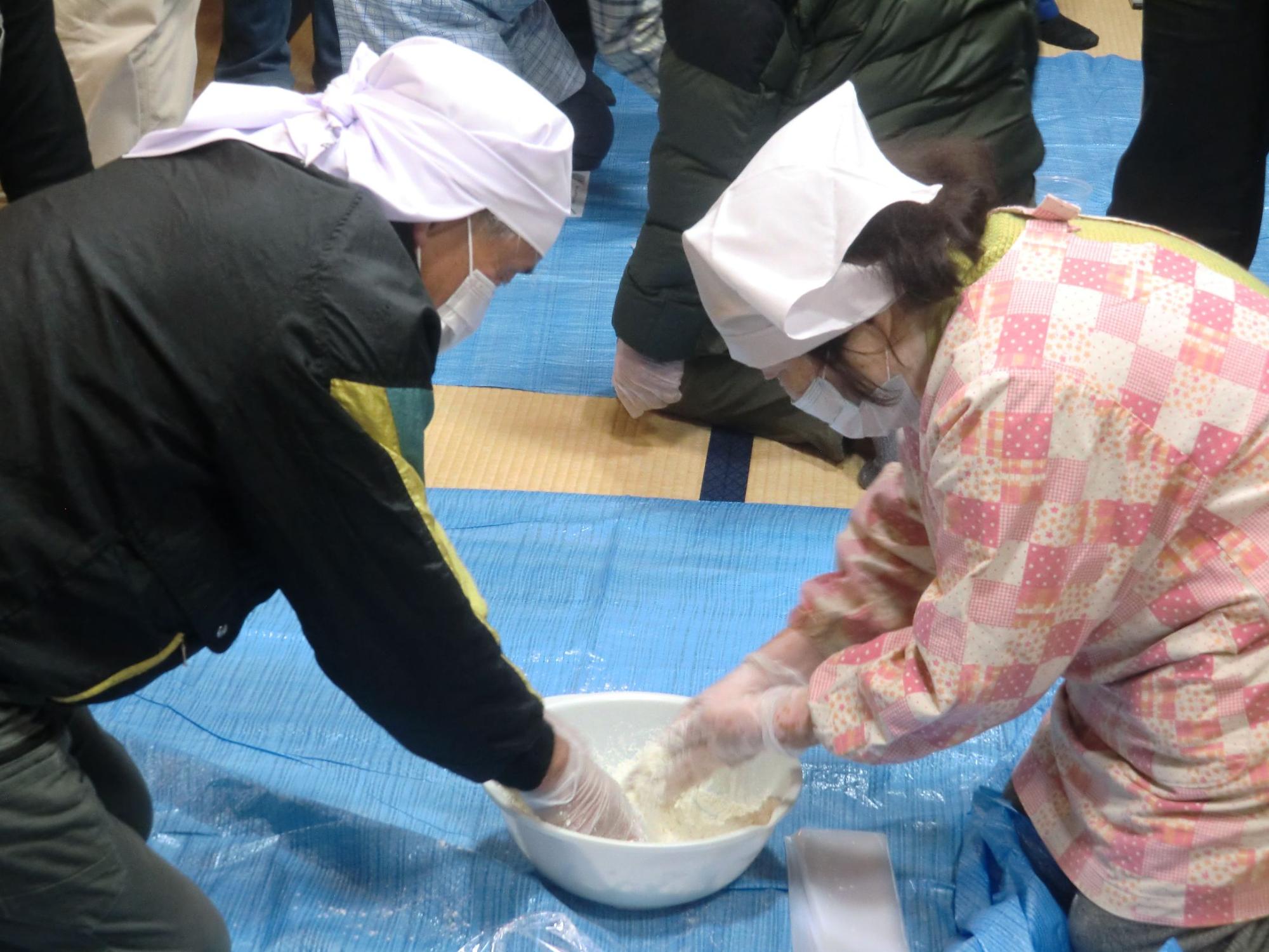 生地をこねる作業中