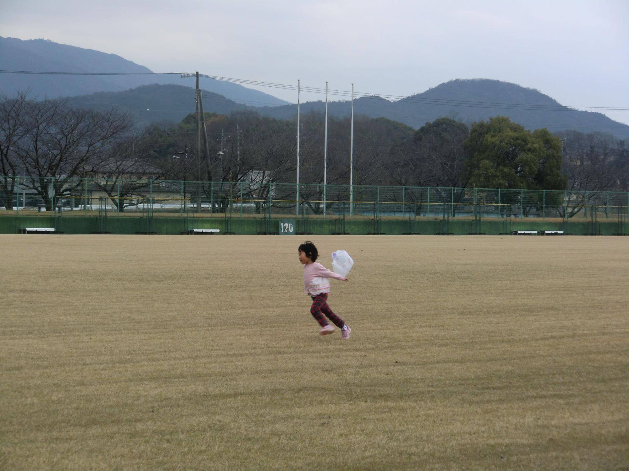 頑張って走りたこを挙げている女の子