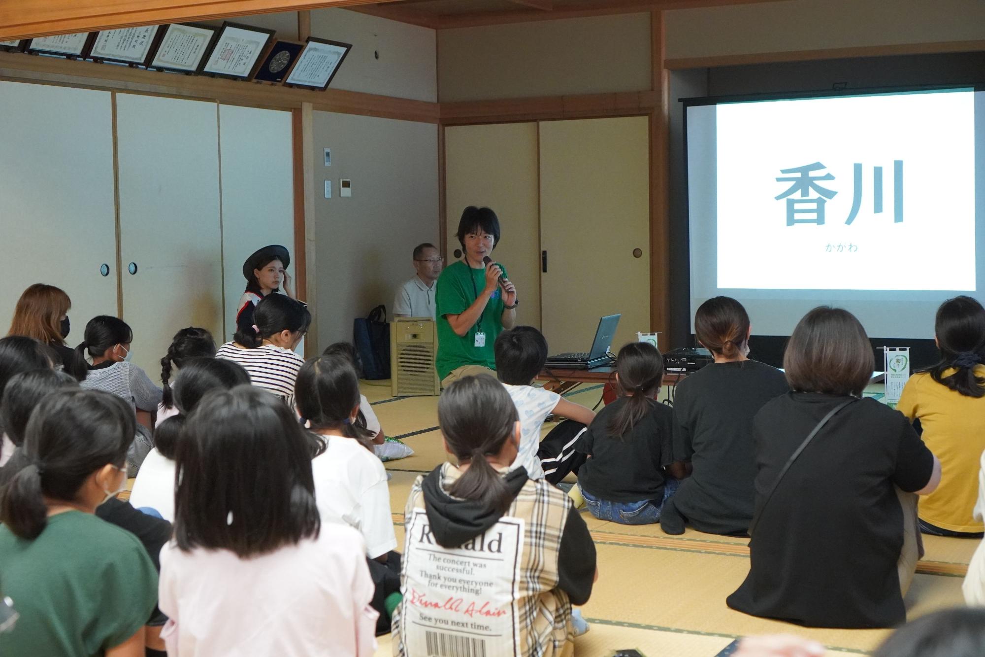海苔の講話をされる香川県水産課の職員