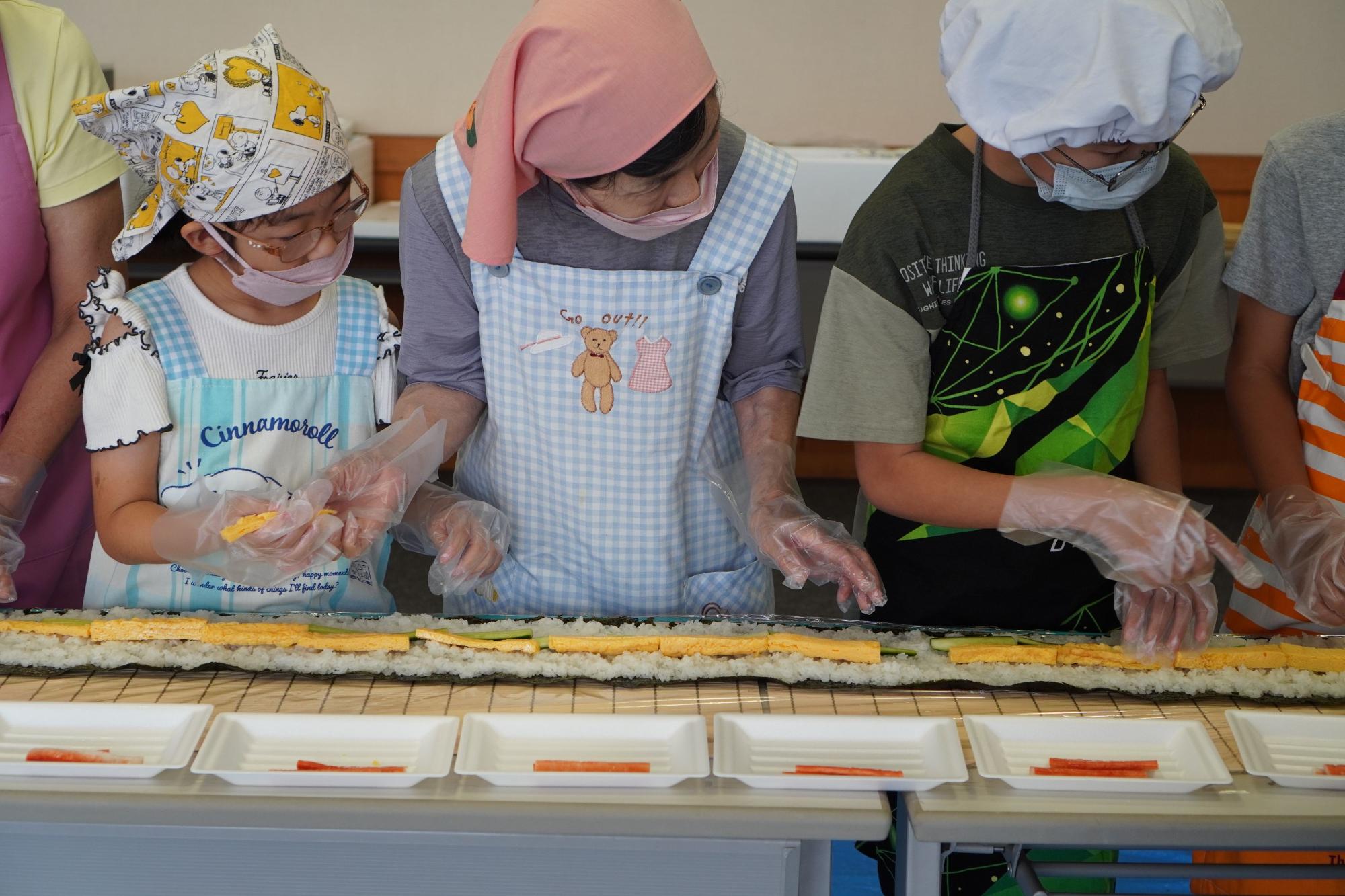 キュウリを並べた後卵焼きを並べる