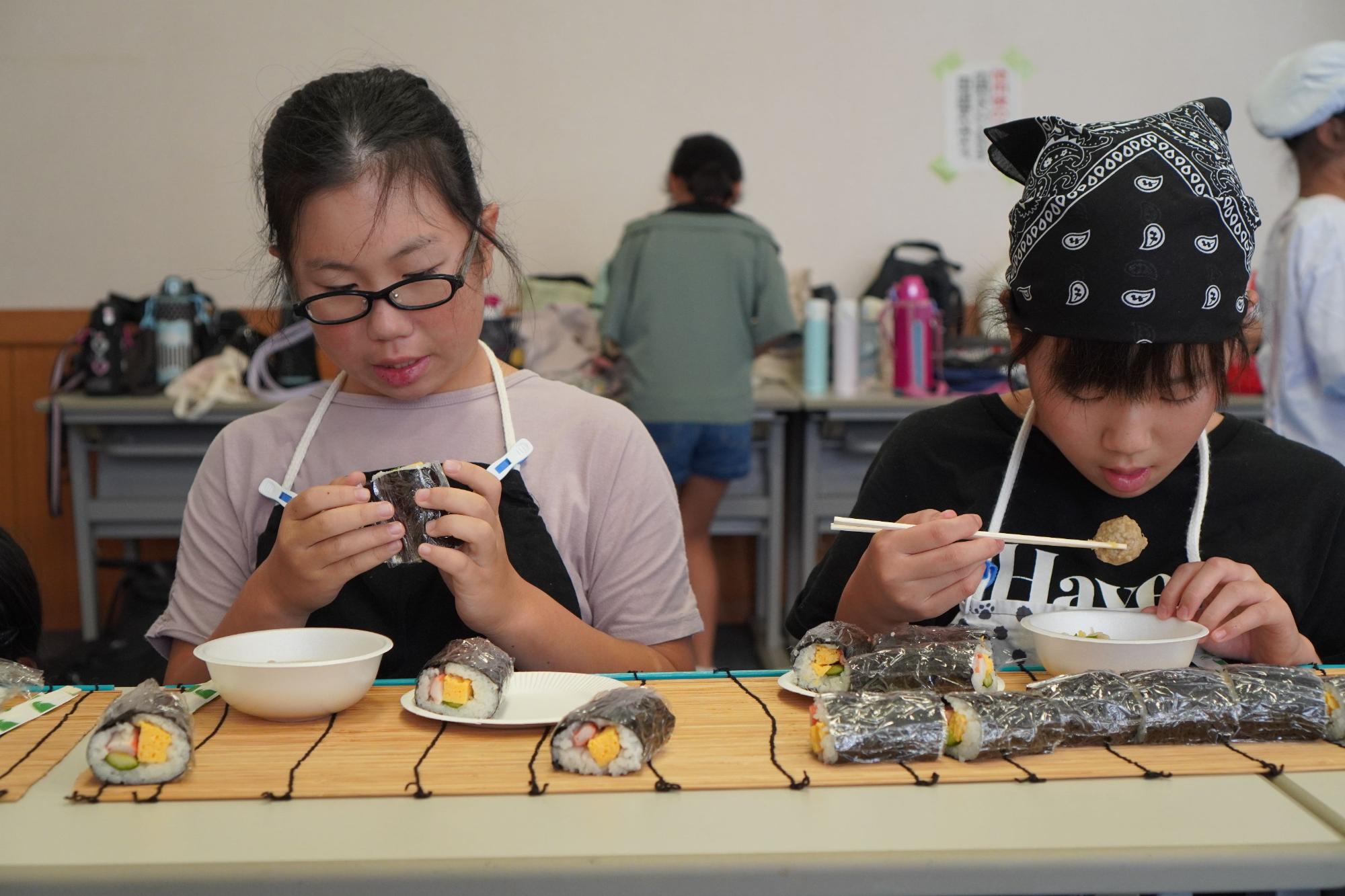 巻き寿司と団子汁を試食中