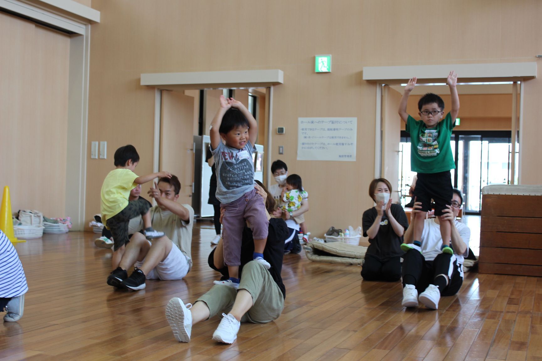 お父さん・お母さんのひざの上でポーズ