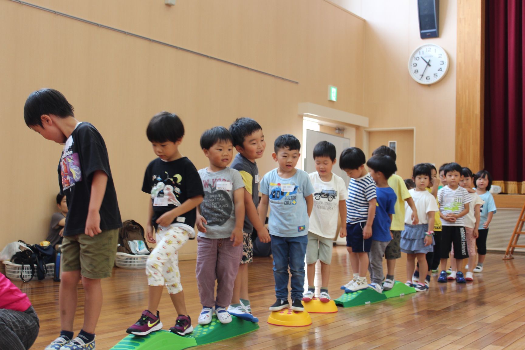 くねくね平均台をする幼児