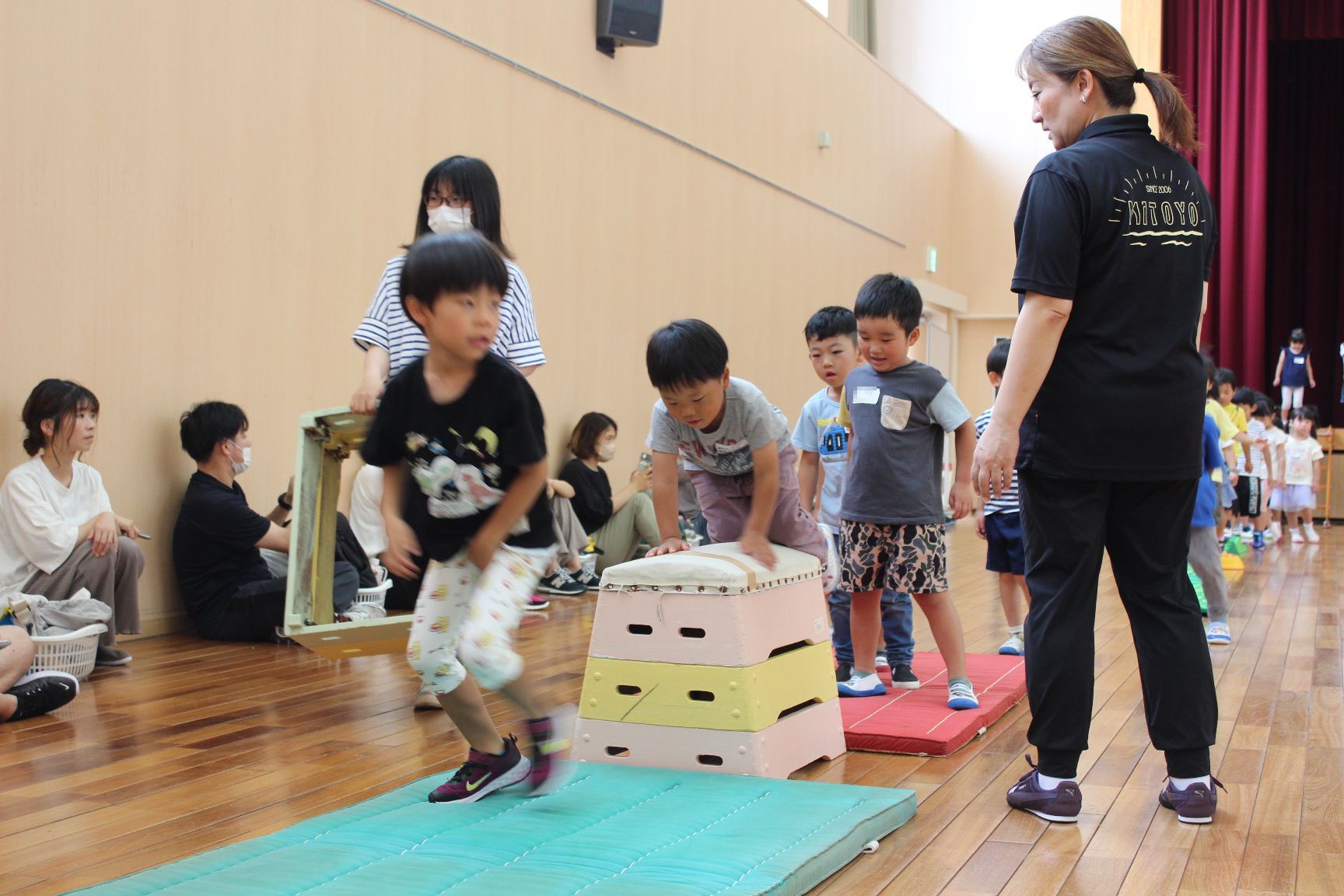 とび箱をする幼児