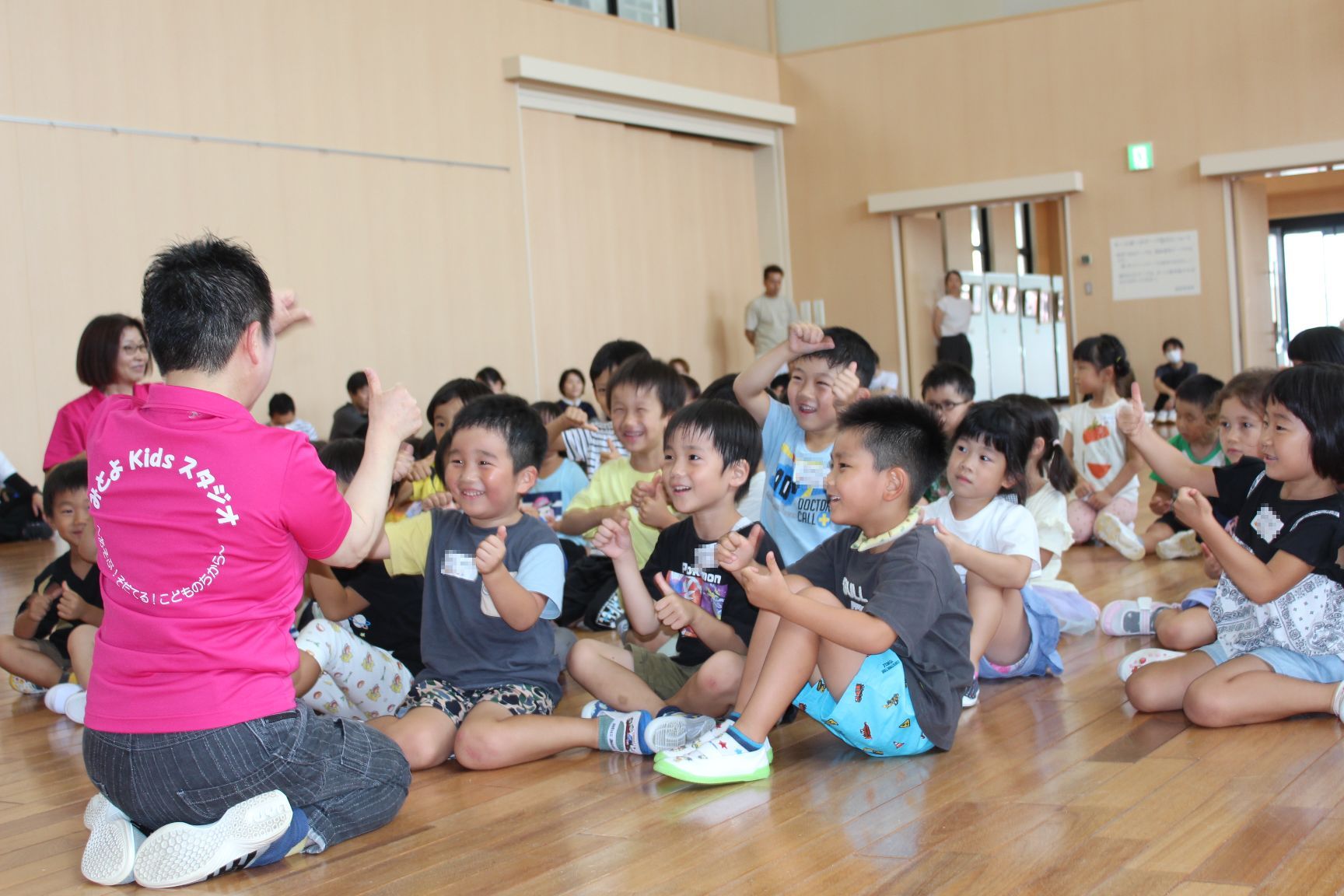 指遊びをする幼児たち