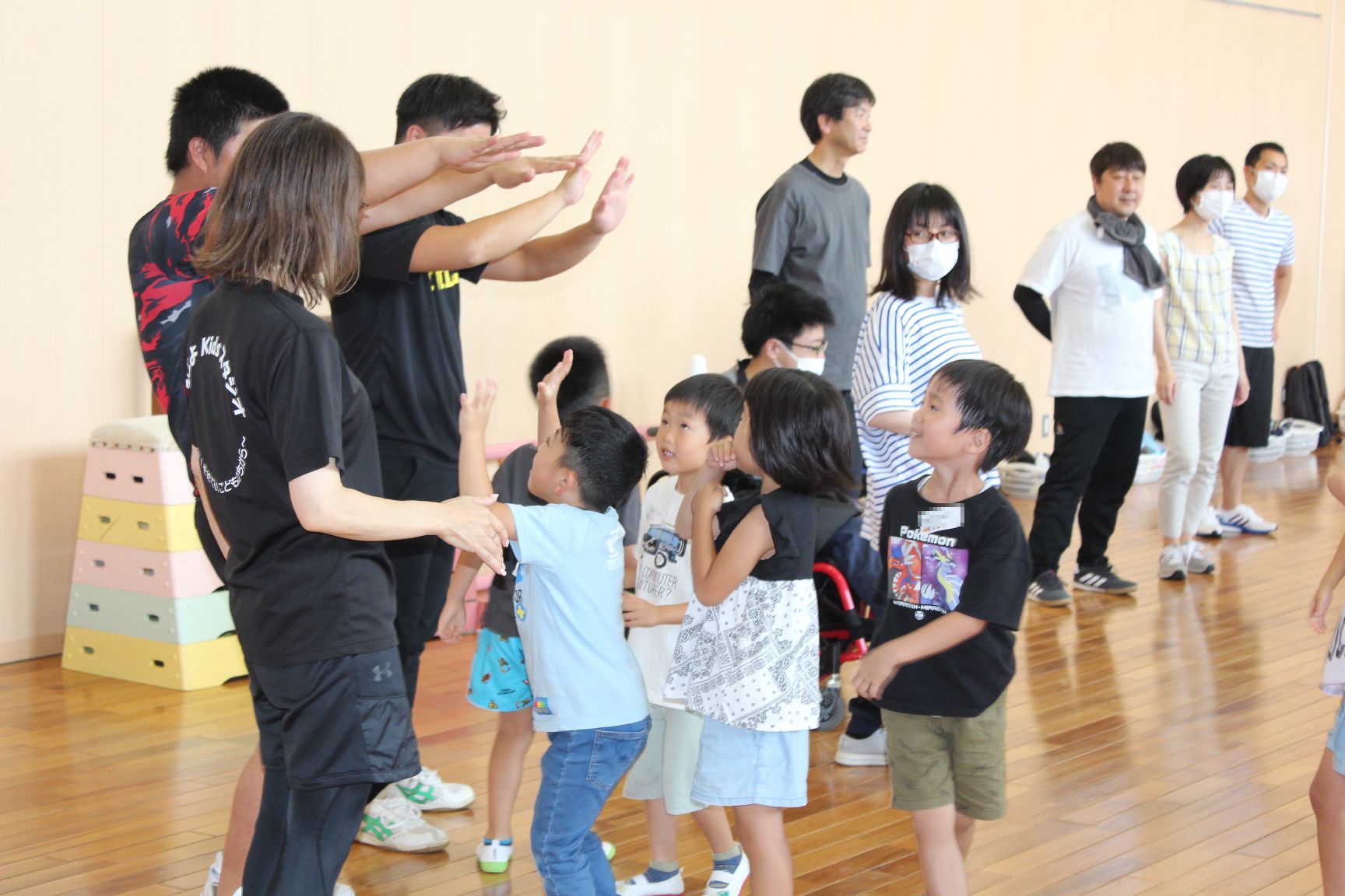 大学生のお兄さんたちとハイタッチ