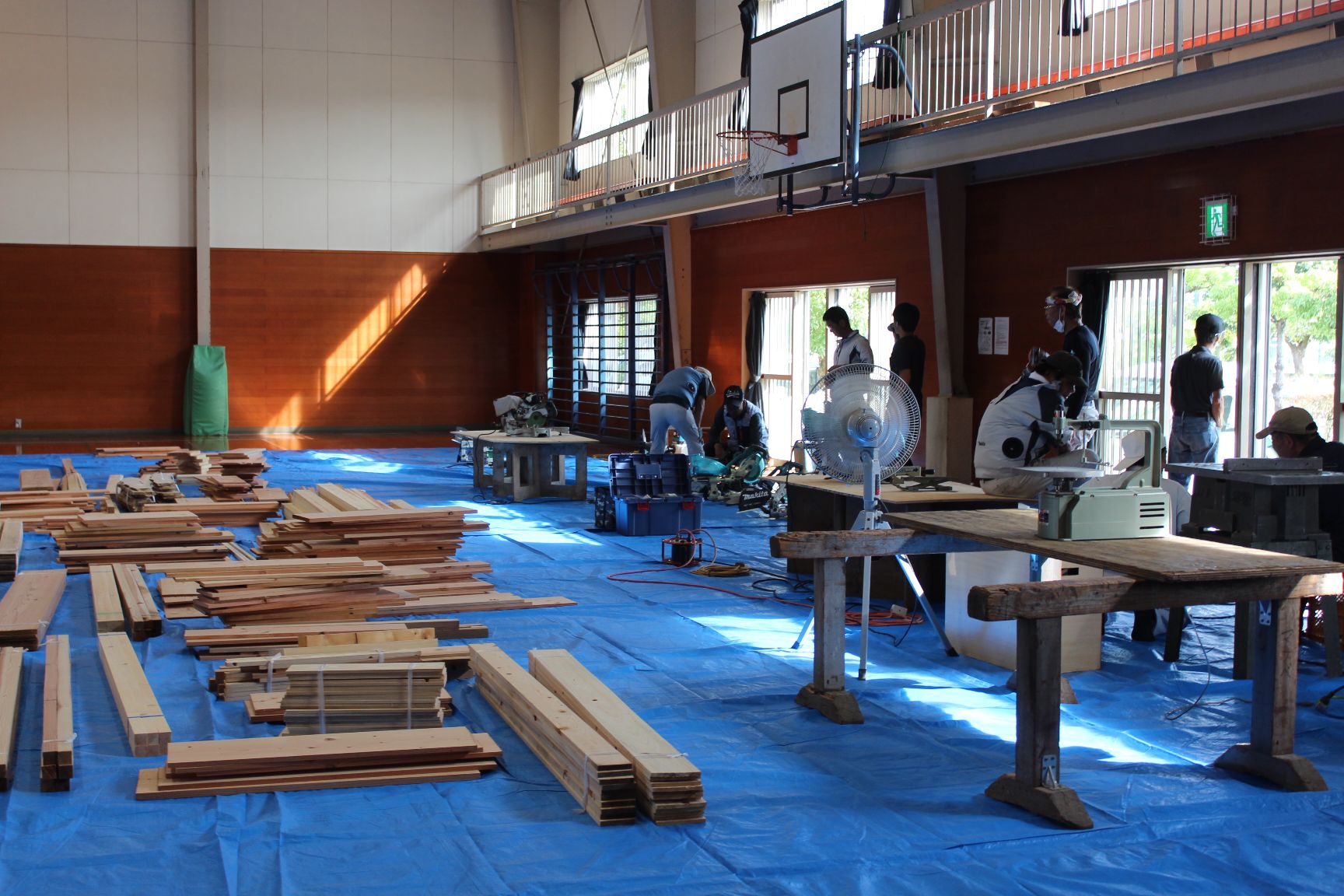 準備をしてくれる講師の香川県建設労働組合三豊支部の大工さん達