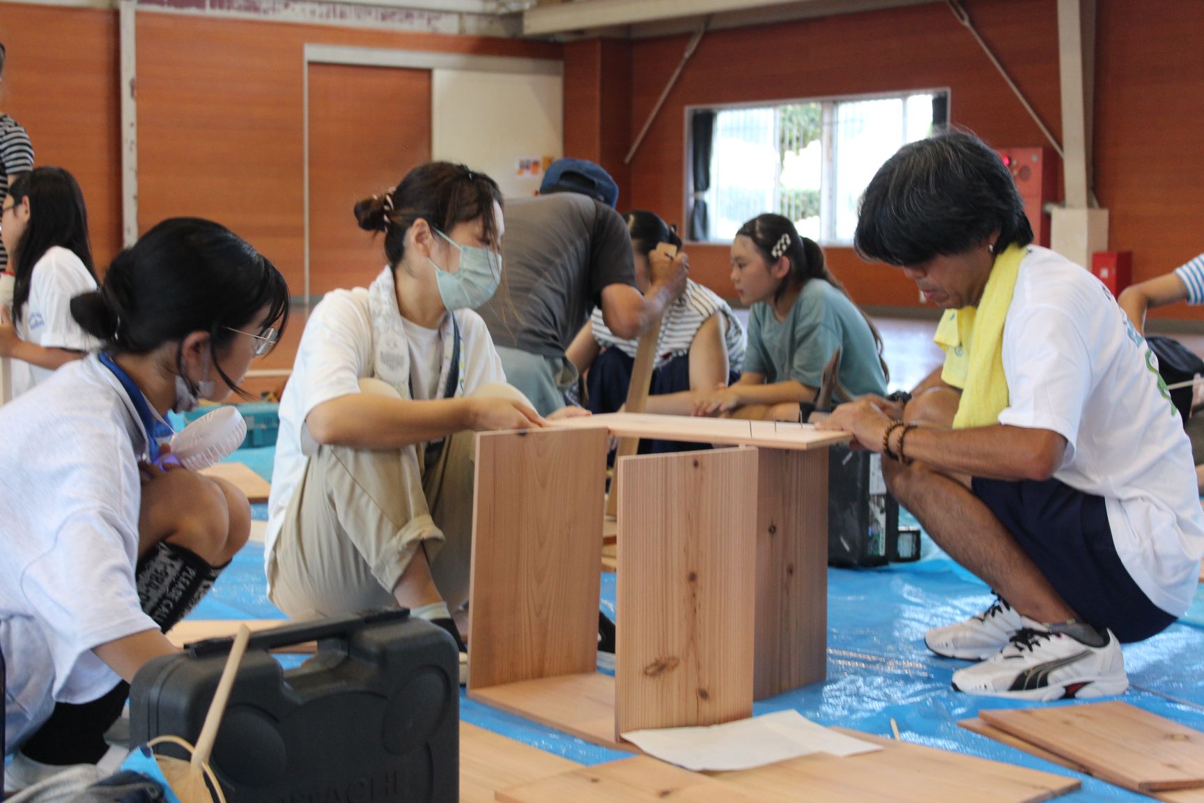 作業に取り組んでいる親子