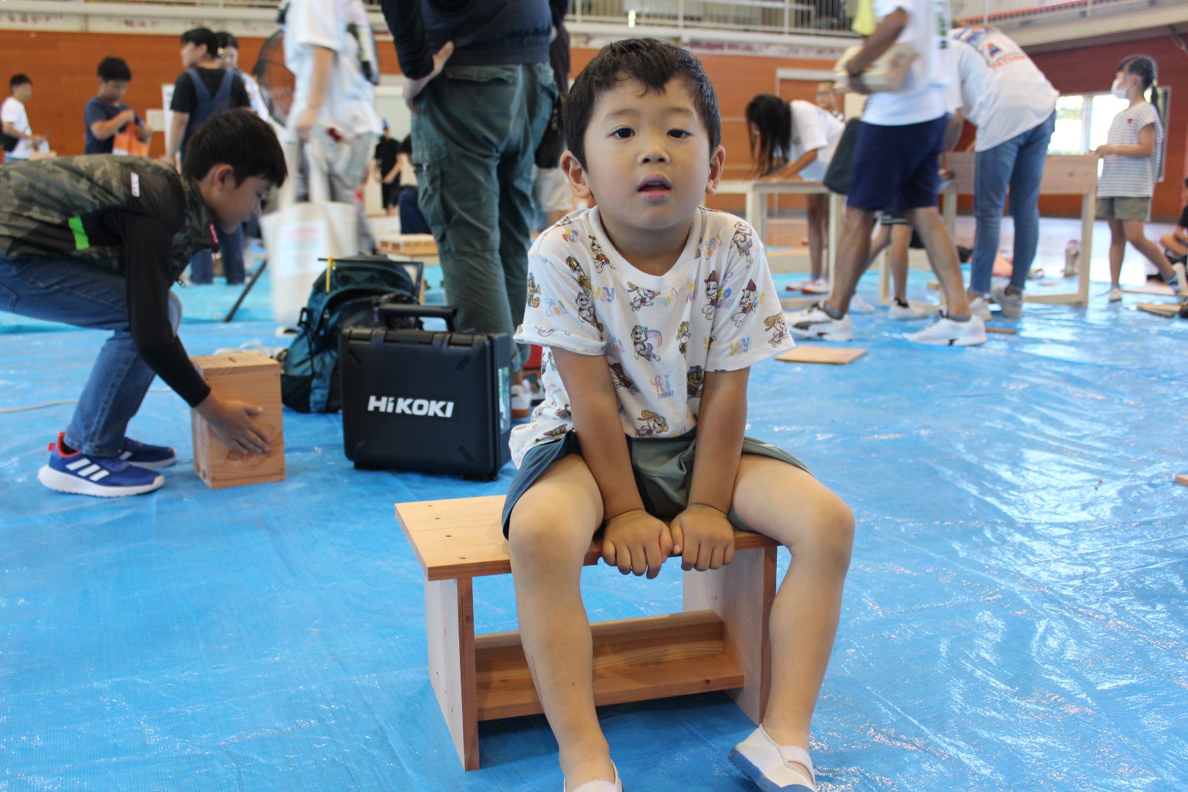 完成した椅子に座る男の子