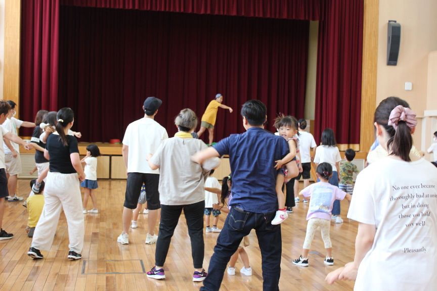 親子でダンスを踊る