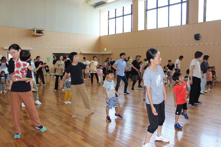 親子でダンスを踊る